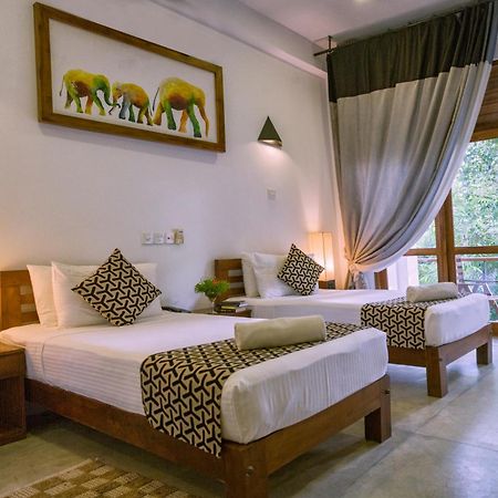 Hotel Athgira Udawalawe Exteriör bild