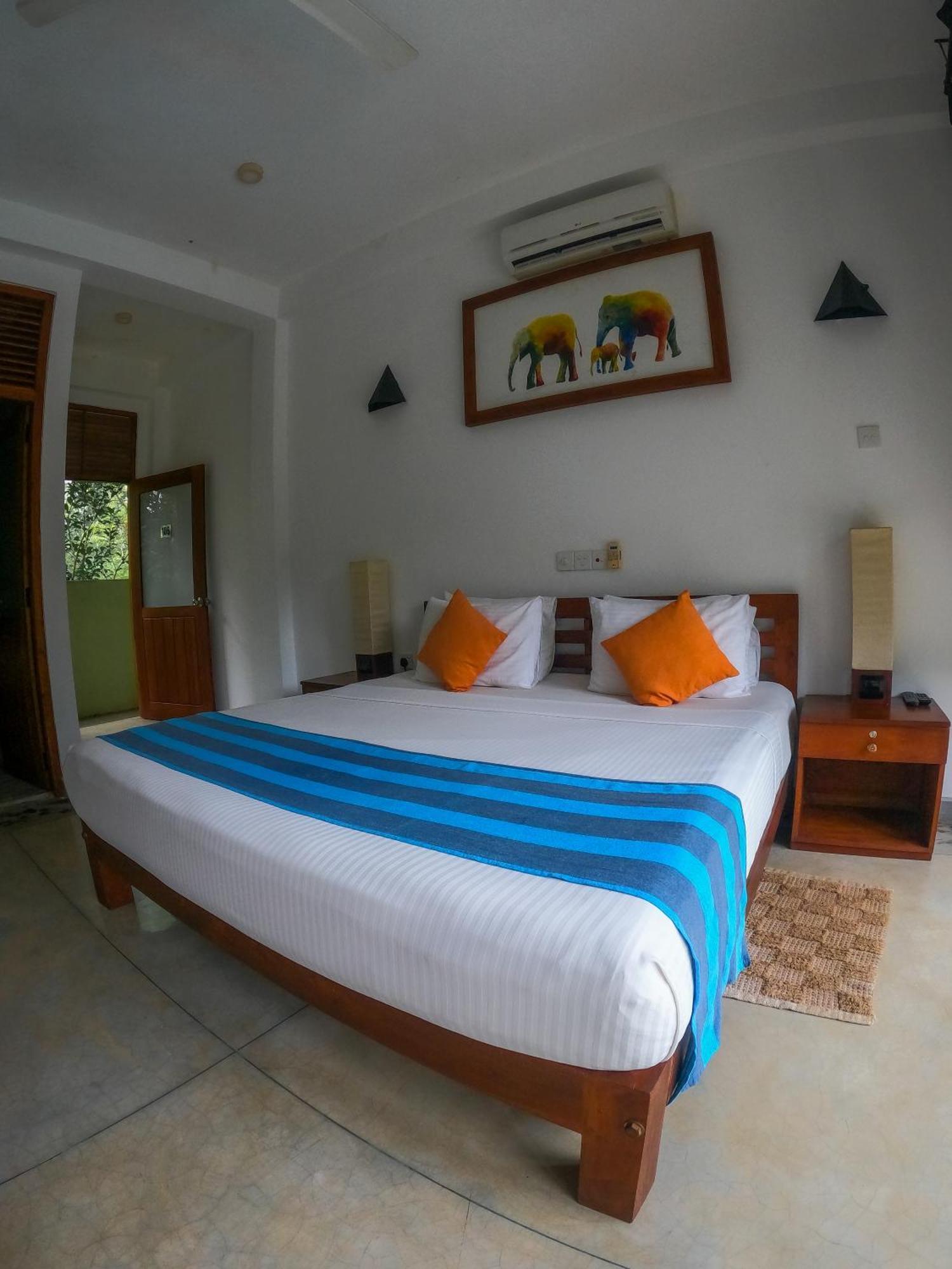 Hotel Athgira Udawalawe Exteriör bild