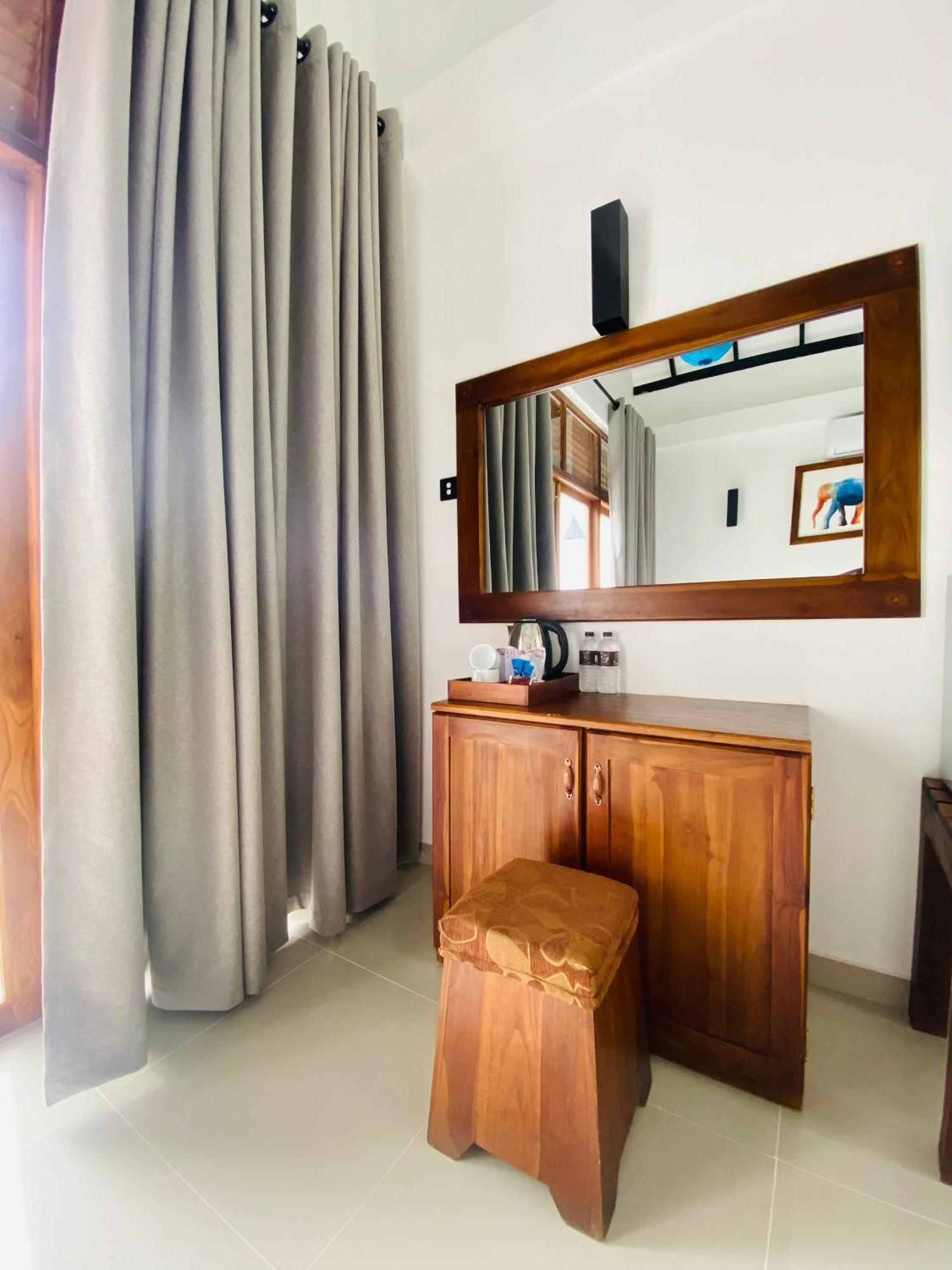 Hotel Athgira Udawalawe Exteriör bild